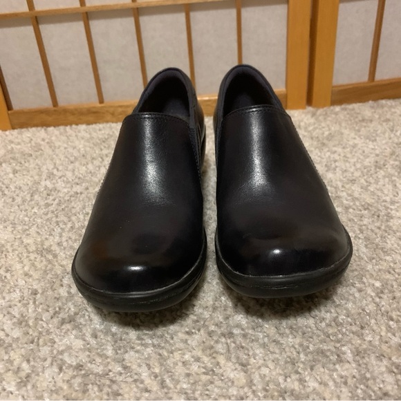 Clark’s navy slip resistant slip-ons, size 6.5. - Picture 3 of 11